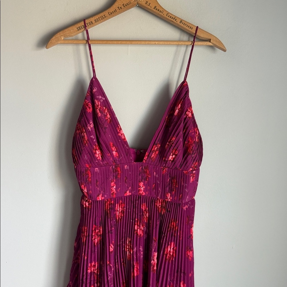 Amur Catarina V Neck Pleated Dress 2 - Picture 6 of 16